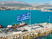 Γιγαντιαία σημαία στη Χίο
