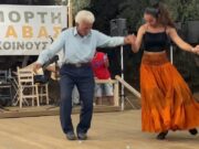 89χρονος που χόρεψε με την εγγονή του σε τοπική γιορτή στην Σχοινούσα,  συγκίνησε (ΒΙΝΤΕΟ)