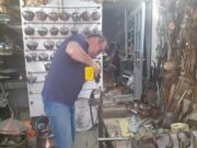 Ο τελευταίος χαλκοτεχνίτης της πόλης των Ιωαννίνων, καθώς η παραδοσιακή τέχνη χάνεται