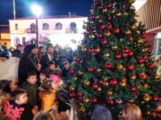 Τα παιδιά των βρεφονηπιακών “φώτισαν” το δέντρο της Μητρόπολης Μαρωνείας