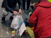 Η “Αποστολή” μοιράζει δέματα σε άστεγους κάθε βράδυ