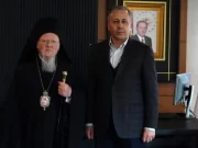 Ο Οικουμενικός Πατριάρχης παρέδωσε στον Νομάρχη της Πόλεως οικονομική βοήθεια υπέρ των σεισμοπλήκτων