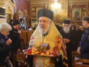 Πλήθος πιστών και παιδιών υπεδέχθη λείψανο του Αγίου Κοσμά του Αιτωλού στον Ιερό Ναό των Παμμεγίστων Ταξιαρχών Ερμουπόλεως