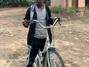 Ένα ποδήλατο “όνειρο ζωής” για τα παιδιά της Ιρίνγκα που θέλουν να πάνε σχολείο