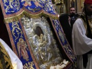 Χιλιάδες προσκυνούν την ιερή εικόνα της Παναγίας «Άξιον Εστί»