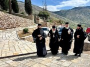 Ο Αρχιεπίσκοπος με μαθητές και εκπαιδευτικούς στην Ι. Μονή του Οσίου Λουκά του εν Στειρίω