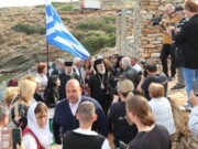 Πλήθος πιστών πλαισίωσε τον Μητροπολίτη Σύρου  ιερουργούντα στον Ιερό Ναό του Αγίου Γεωργίου στη Μακρόνησο