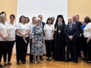 Τιμητική πλακέτα στόν Μητοπολίτη Ναυπάκτου ἀπό τόν Ε.Ε.Σ.