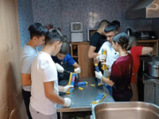 Νέο Ψυχικό : Μαθητές Γυμνασίου μαγείρεψαν για το συσσίτιο της Ενορίας τους