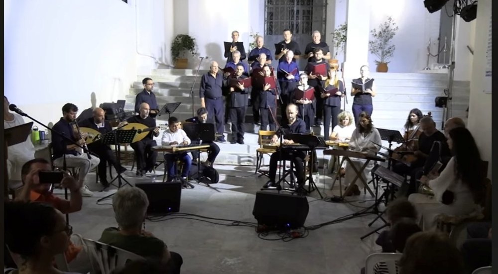 Πλήθος πιστών και φιλομούσων Συρίων και επισκεπτών “ιχνηλάτησαν την Ανάσταση” στον αύλειο χώρο του Ιερού Ναού Κοιμήσεως τη Θεοτόκου Ερμουπόλεως