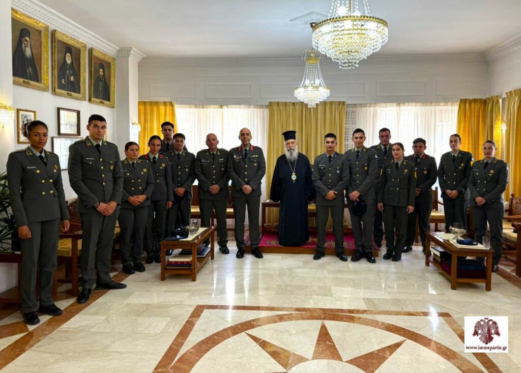 Νέοι και νέες αξιωματικοί και υπαξιωματικοί Σ.Ε.Μ. στον Μητροπολίτη Σπάρτης