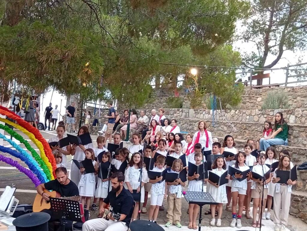 Ένα «ουράνιο τόξο» πίστης, αγάπης και δημιουργίας στην Κοκκινόραχη Σπάρτης