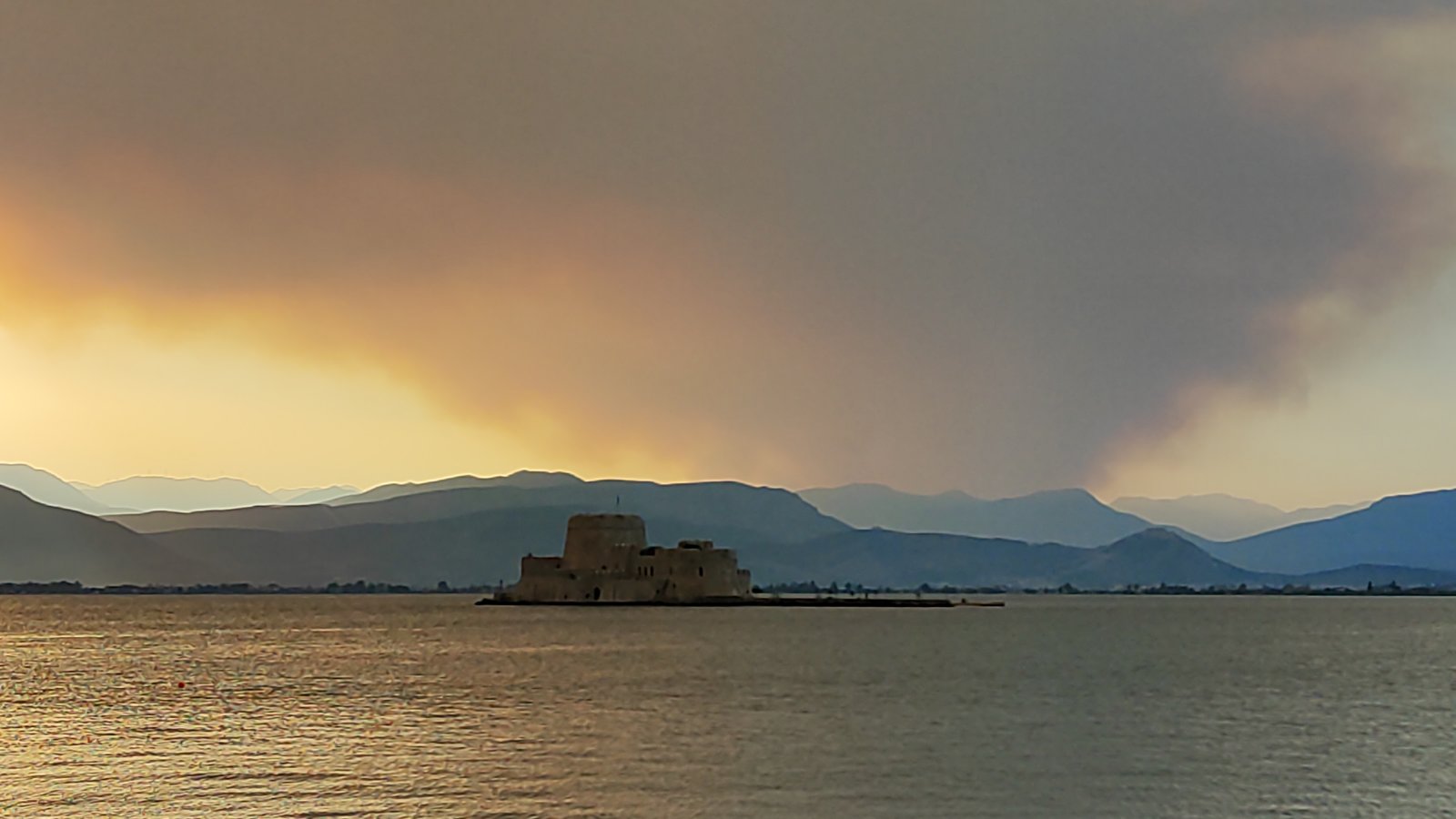 Φωτιά στον Φενεό Κορινθίας: Σε ύφεση το πύρινο μέτωπο