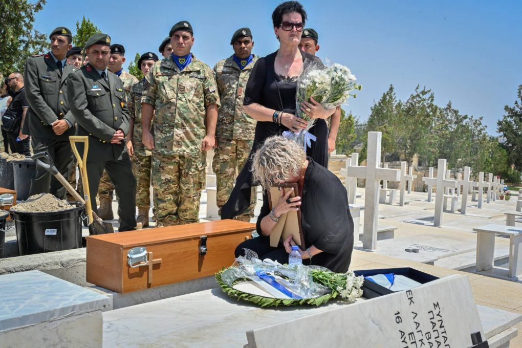 Λευκωσία: Τελετή επαναπατρισμού και ταφής λειψάνων 16 Ελλαδιτών πεσόντων οπλιτών της ΕΛΔΥΚ