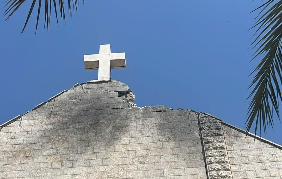 Τρεις νεκροί από πλήγμα σε εκκλησία της Αγίας Οικογένειας στη Γάζα