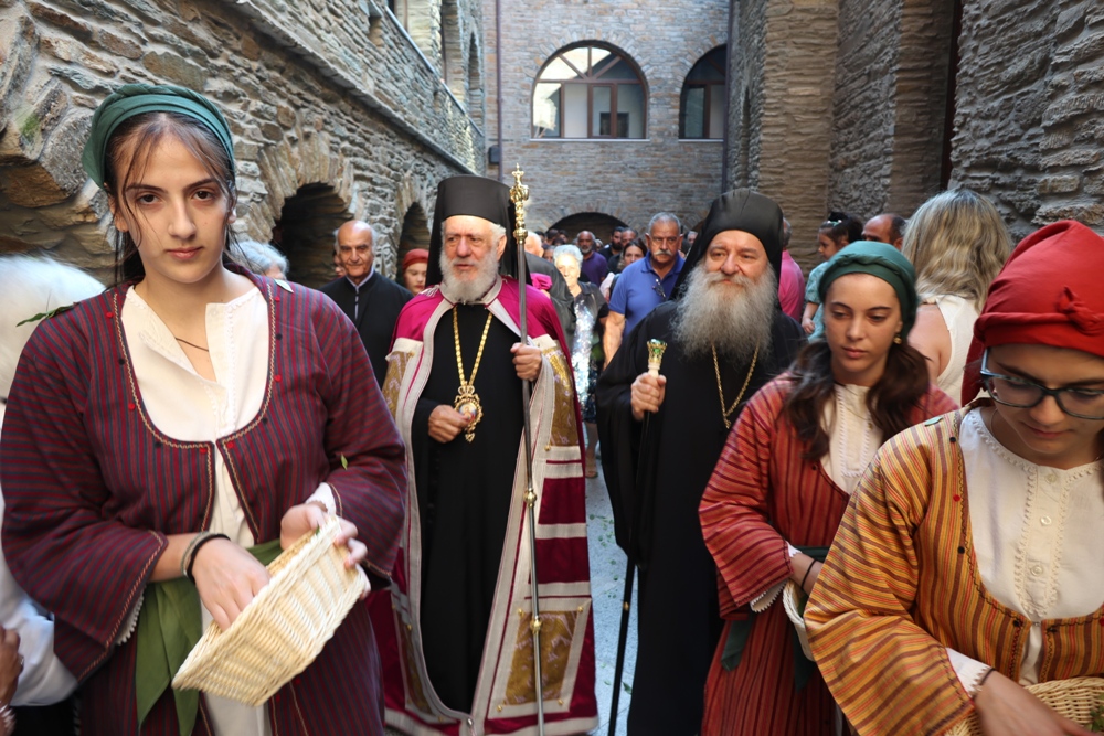 Πανδήμως εόρτασε σήμερα η Ιερά Μονή Αγιας Μαρίνης, στα κατάφοιτα Αποίκια της Άνδρου