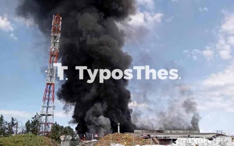 Μάχη της Πυροσβεστικής με τις φλόγες σε εταιρεία με ανακυκλώσιμα υλικά στη Σίνδο Θεσσαλονίκης