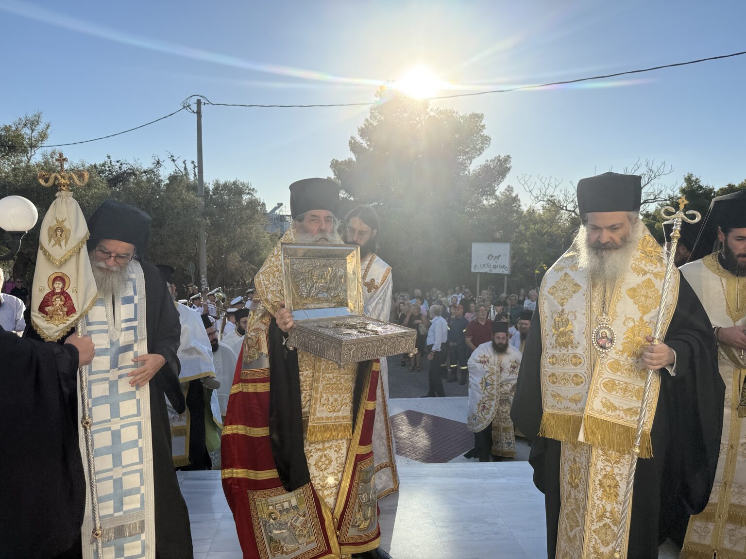 Τίμιο Ξύλο και Άρραφος Χιτώνας του Κυρίου μας στην Ι. Μητρόπολη Πειραιώς έως τις 30/9