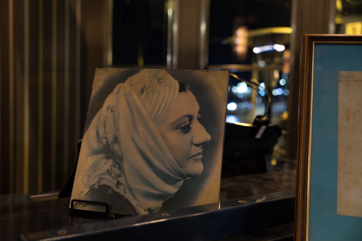 Ανήμερα της Επετείου του «ΟΧΙ» τιμήθηκε η Σοφία Βέμπο στο σημείο όπου πρωτοτραγούδησε