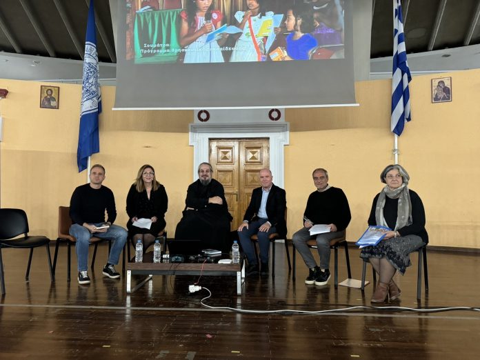 Ο Σιγκαπούρης Κωνσταντίνος σε σχολεία της Αττικής