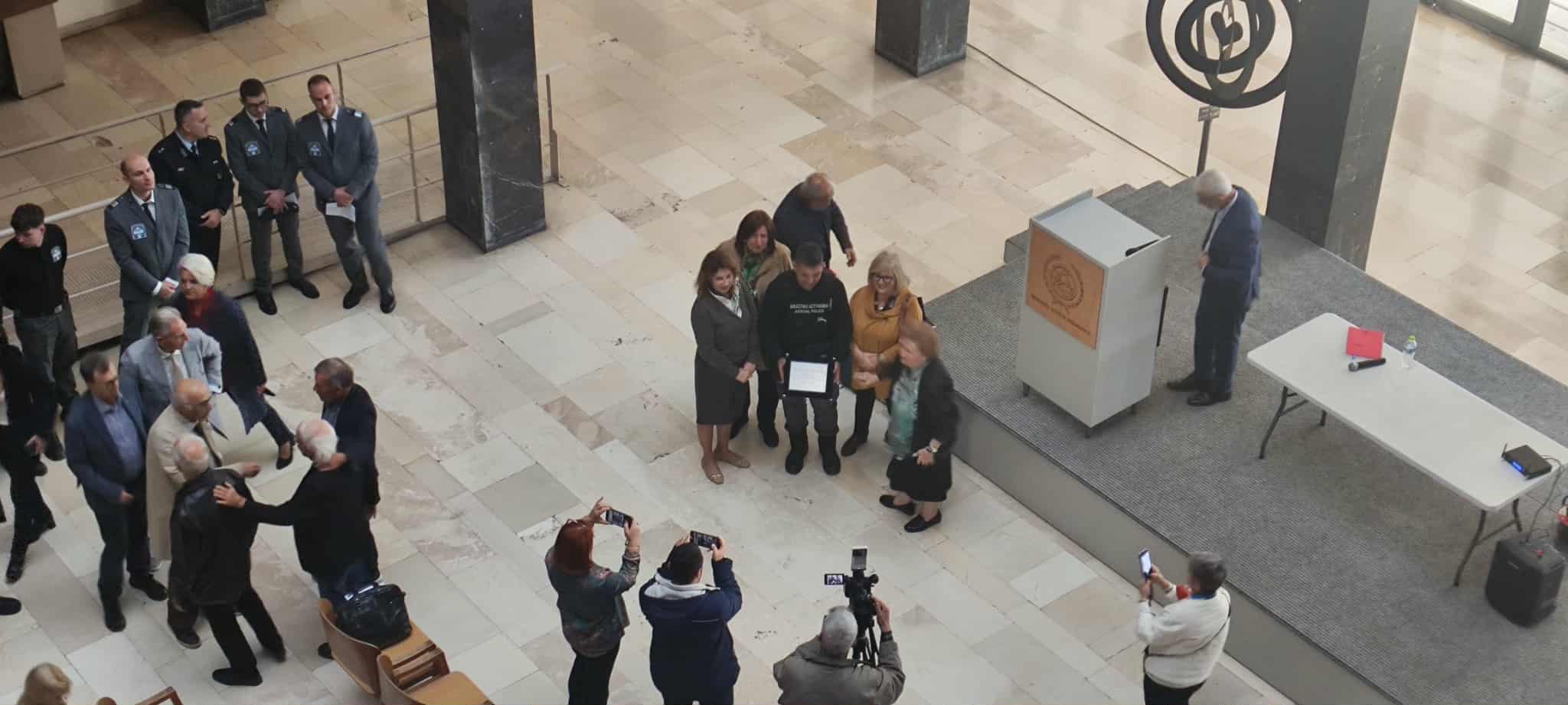 Τιμήθηκε ο αστυνομικός που έσωσε μικρό παιδί από φωτιά σε διαμέρισμα στον Εύοσμο Θεσσαλονίκης