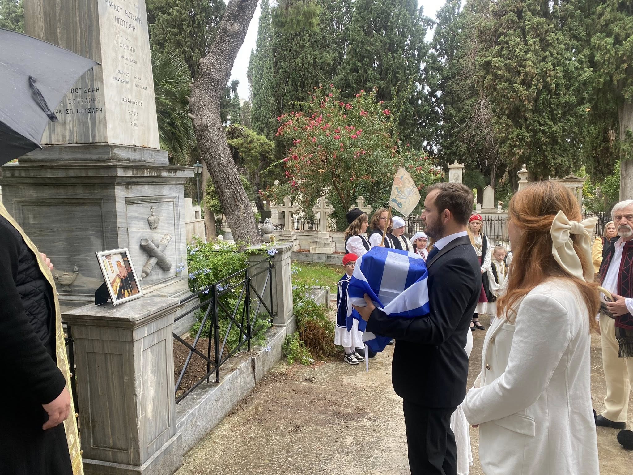Eνταφιασμός των οστών του Μάρκου Σπ. Μπότσαρη, τρισέγγονου και συνονόματου του ήρωα, στο Α’ νεκροταφείο Αθηνών