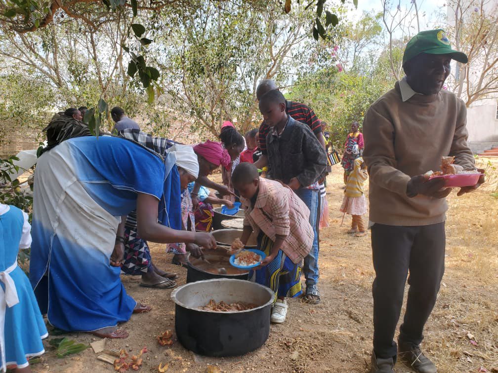 Κατά τις εορτές του Αγίου Δημητρίου και της Αγίας Σκέπης πραγματοποιήθηκαν γεύματα αγάπης σε χωριά της Ιρίνγκα της Τανζανίας