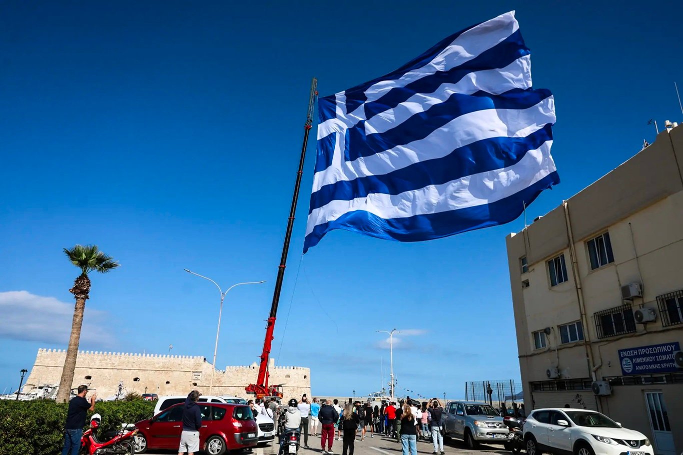 Σημαία 1.440 τετραγωνικών μέτρων υψώθηκε στο Ηράκλειο Κρήτης