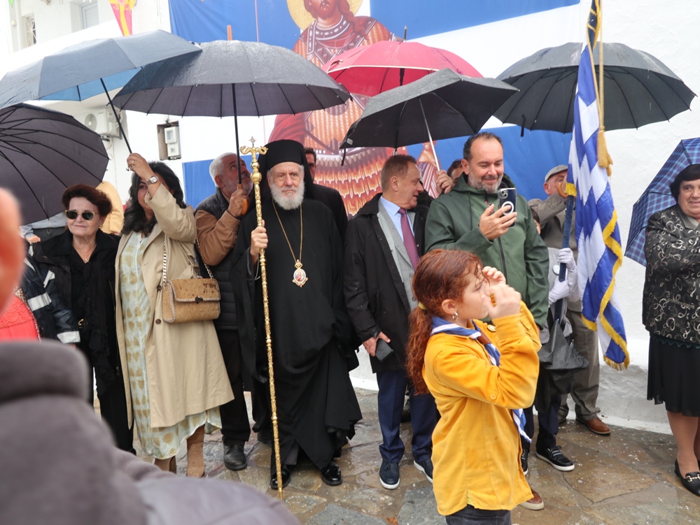 Παρά την πίπτουσα ευεργετική βροχή, οι Μυκόνιοι τίμησαν  τον Πολιούχο τους Άγιο Μεγαλομάρτυρα Αρτέμιο