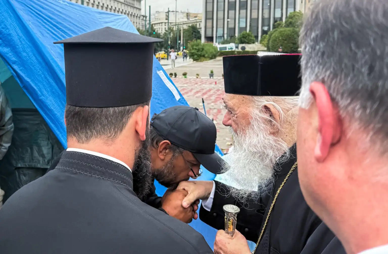 Αρχιεπίσκοπος σε βουλευτές : “Όλοι μαζί να αγωνιστούμε για τον λαό που παραπαίει”, επισκέφτηκε τον απεργό πείνας Πάνο Ρούτσι: «Ένας άνθρωπος υποφέρει»