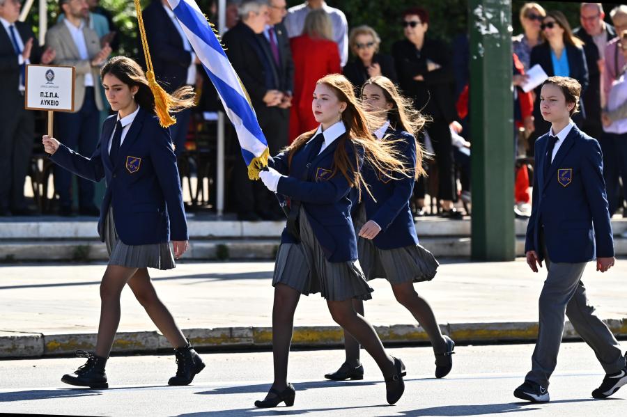 Αθήνα: Η μαθητική παρέλαση για την Εθνική Επέτειο της 28ης Οκτωβρίου 1940