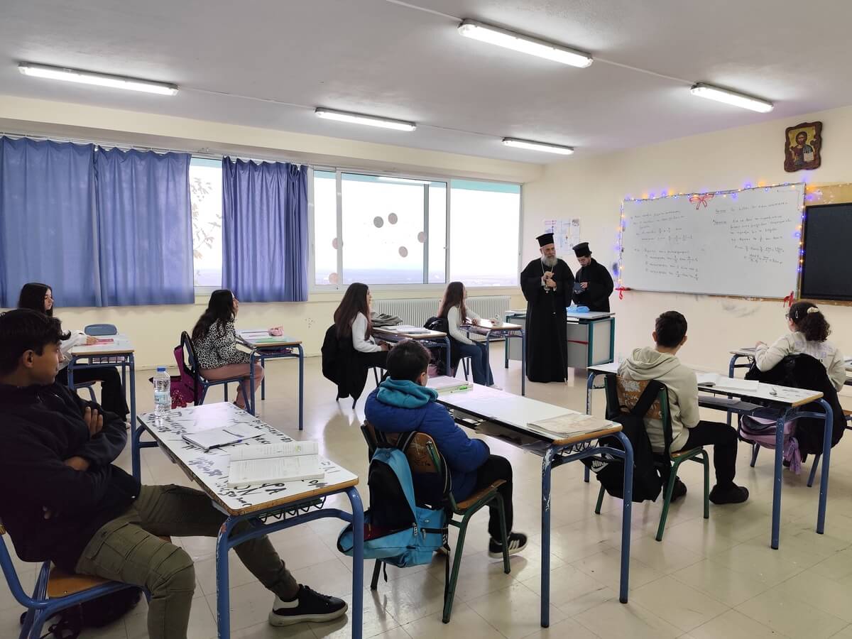 Μητρόπολη Θεσσαλιώτιδος :Η φωνή της Εκκλησίας στα σχολεία- Η Καινή Διαθήκη στα χέρια των μαθητών