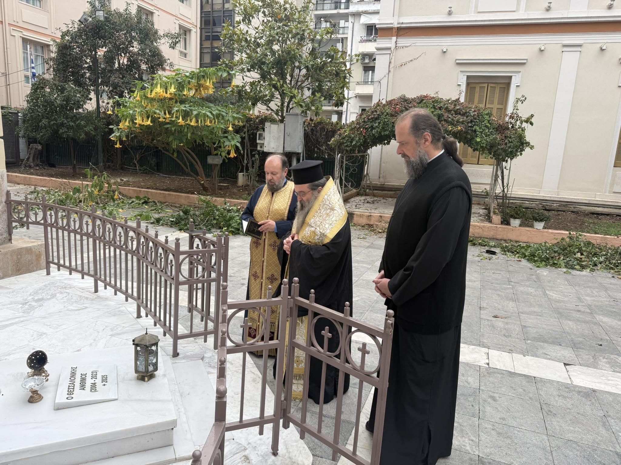 Τρισάγιο από τον Μητροπολίτη Χίου στα τάφο του μακαριστού Μητροπολίτου Θεσσαλονίκης Ανθίμου