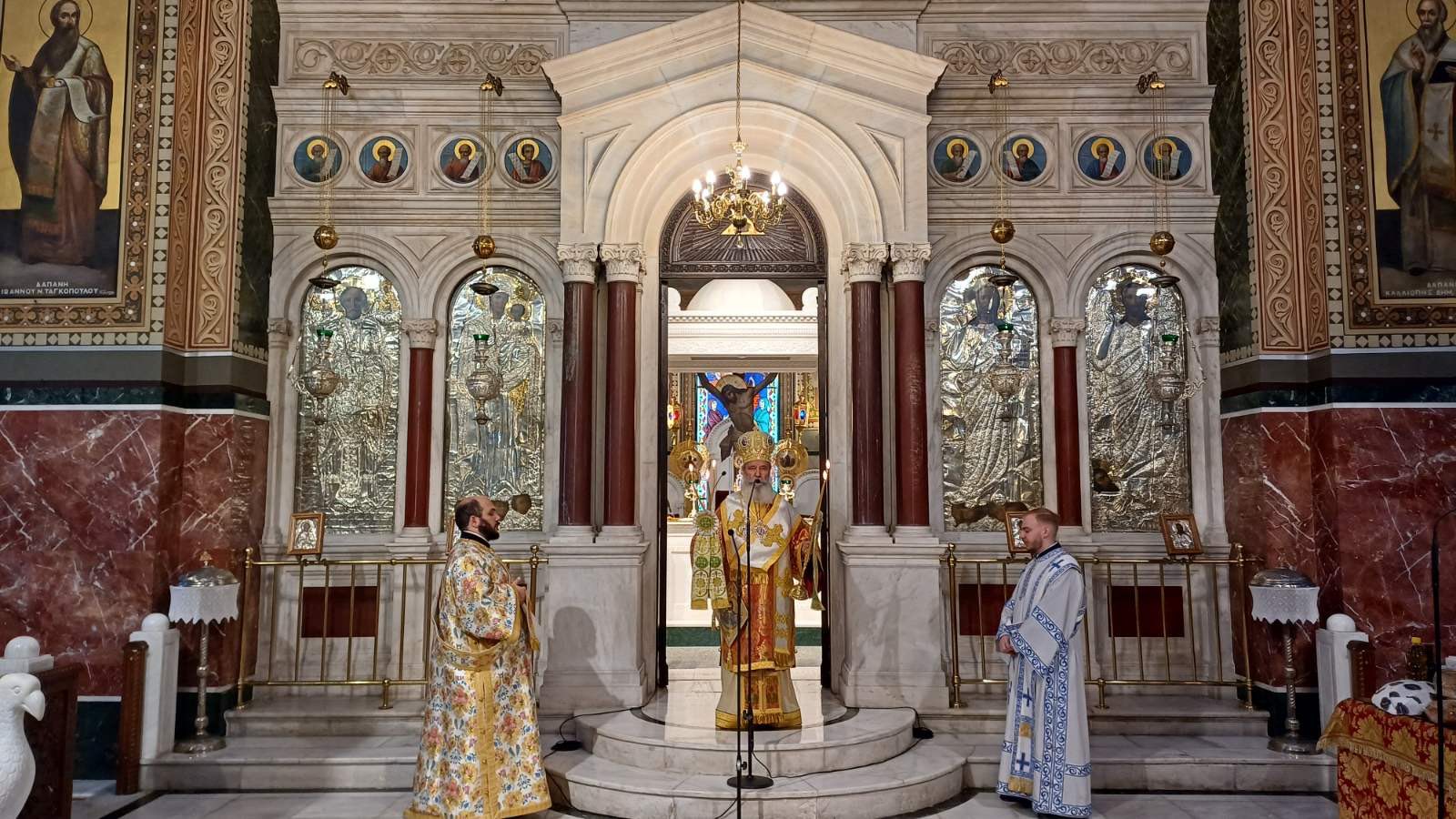 Ο Μητροπολίτης Ύδρας ιερούργησε στον Ιερό εμβληματικό Ναό του Αγίου Νικολάου στο λιμάνι του Πειραιά