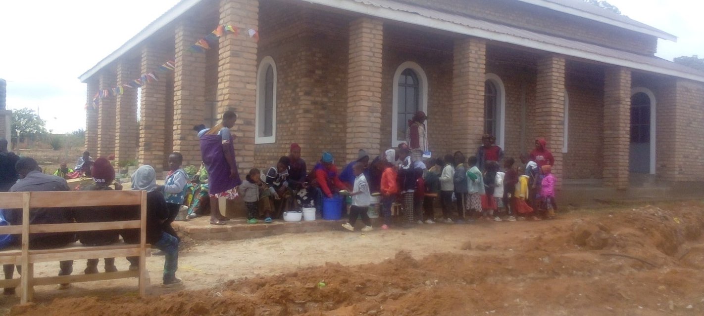 Θεία Λειτουργία στον Ιερό Ναό του Αγίου Γεωργίου του Καρσλίδη στο Μακαμπάκο της Τανζανίας