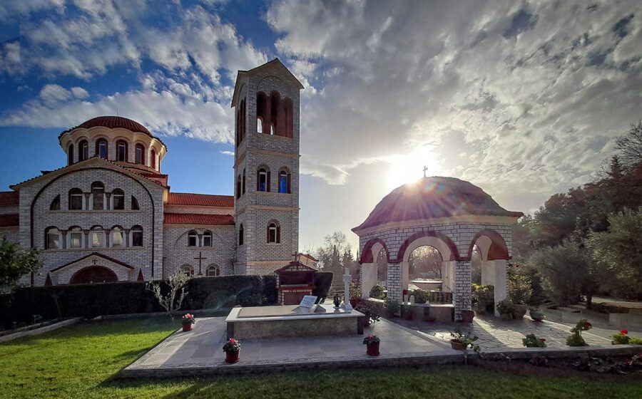 Θεία Λειτουργία της Κυριακής- ΖΩΝΤΑΝΑ απότην 4Ε , από την Αδελφότητα “ΑγίαΛυδία”στην Ασπροβάλτα