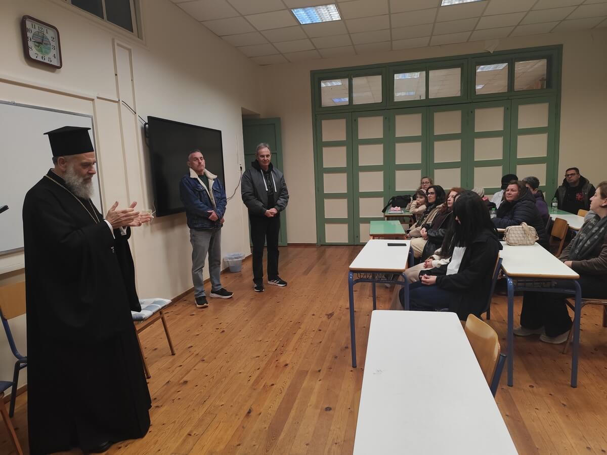 Πνευματική Προετοιμασία και Ευχές Χριστουγέννων από τον Μητροπολίτη Θεσσαλιώτιδος  στο Εσπερινό Γυμνάσιο Καρδίτσας