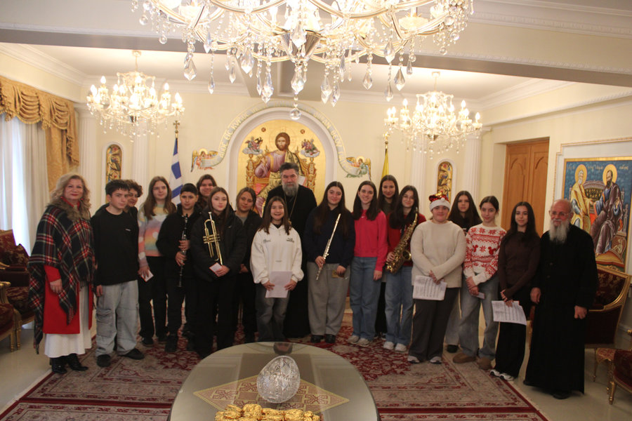 Καλαντιστές των Χριστουγέννων «πλημμύρισαν» για μία ακόμη ημέρα το Επισκοπείο Σερρών