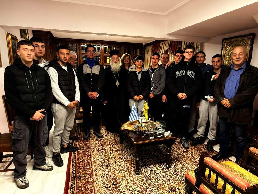 Κόρινθος : Μαθητές λυκείου πήραν την ευχή του Μητροπολίτη Παύλου για την επικείμενη ιερά αποδημία τους στο Άγιο Όρος