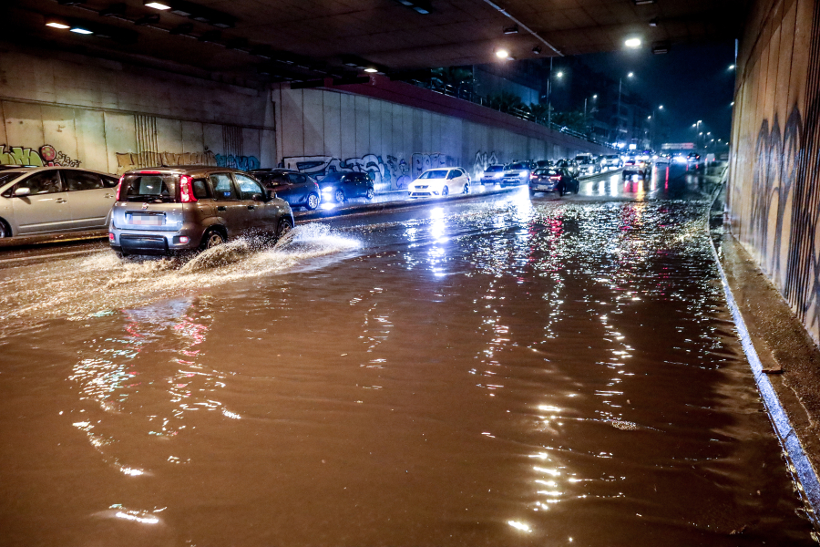 Μαίνεται η κακοκαιρία- Δύσκολες στιγμές στην Αττική -Κλειστά σχολεία σε πολλές περιοχές