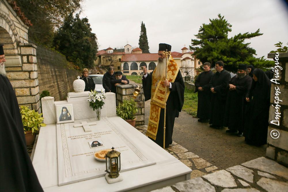 Ο Μητροπολίτης Φθιώτιδος στον τάφο του μακαριστού Μητροπολίτου Νικολάου