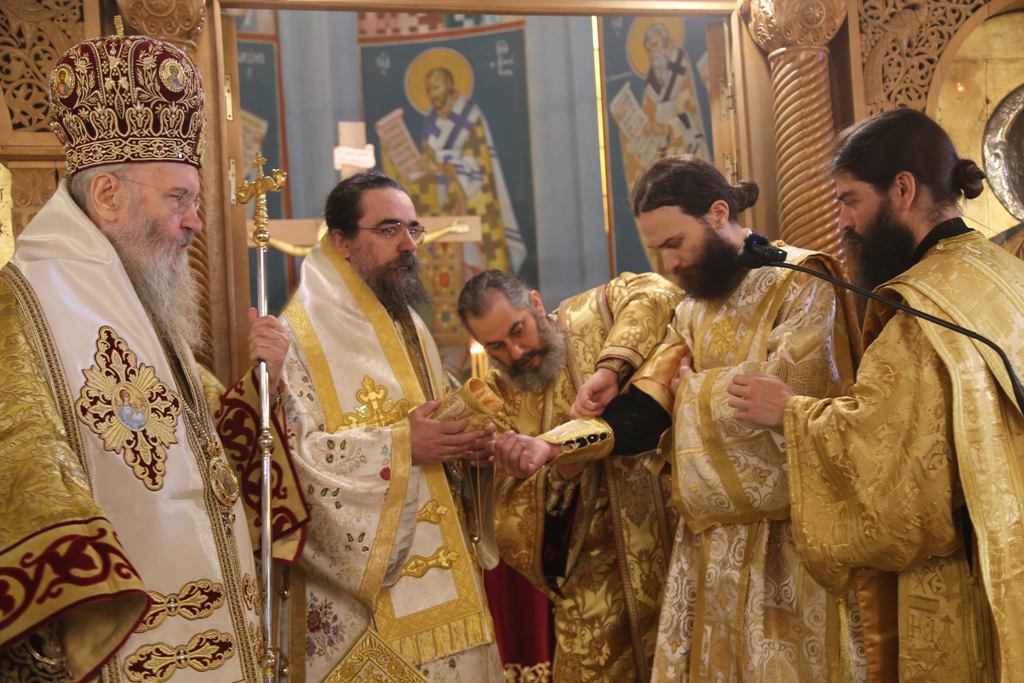 Κουρά Μοναχοῦ καί χειροτονία Διακόνου στήν Ναύπακτο