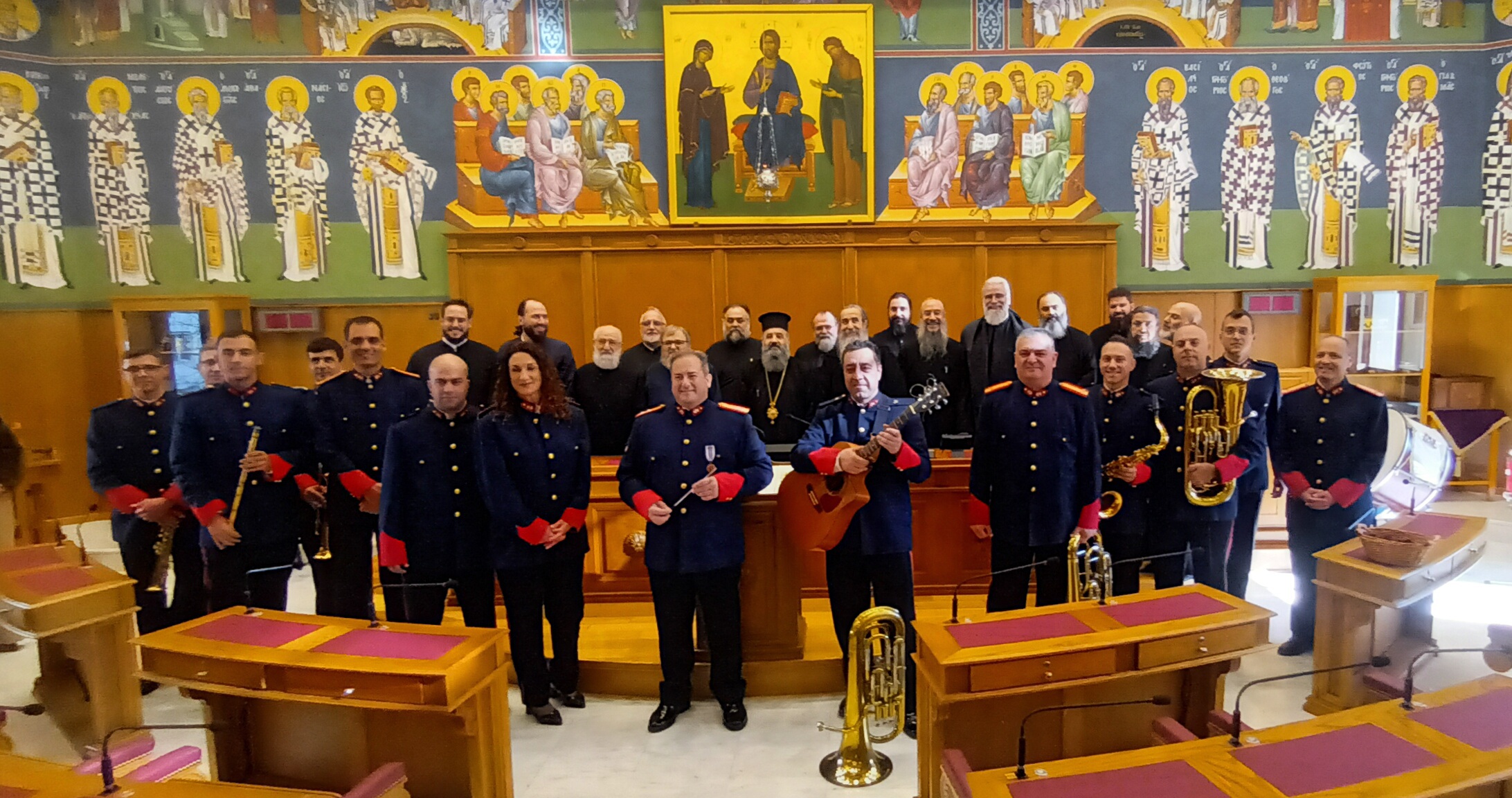 Χορωδίες έψαλαν τα κάλαντα στην Ιερά Σύνοδο