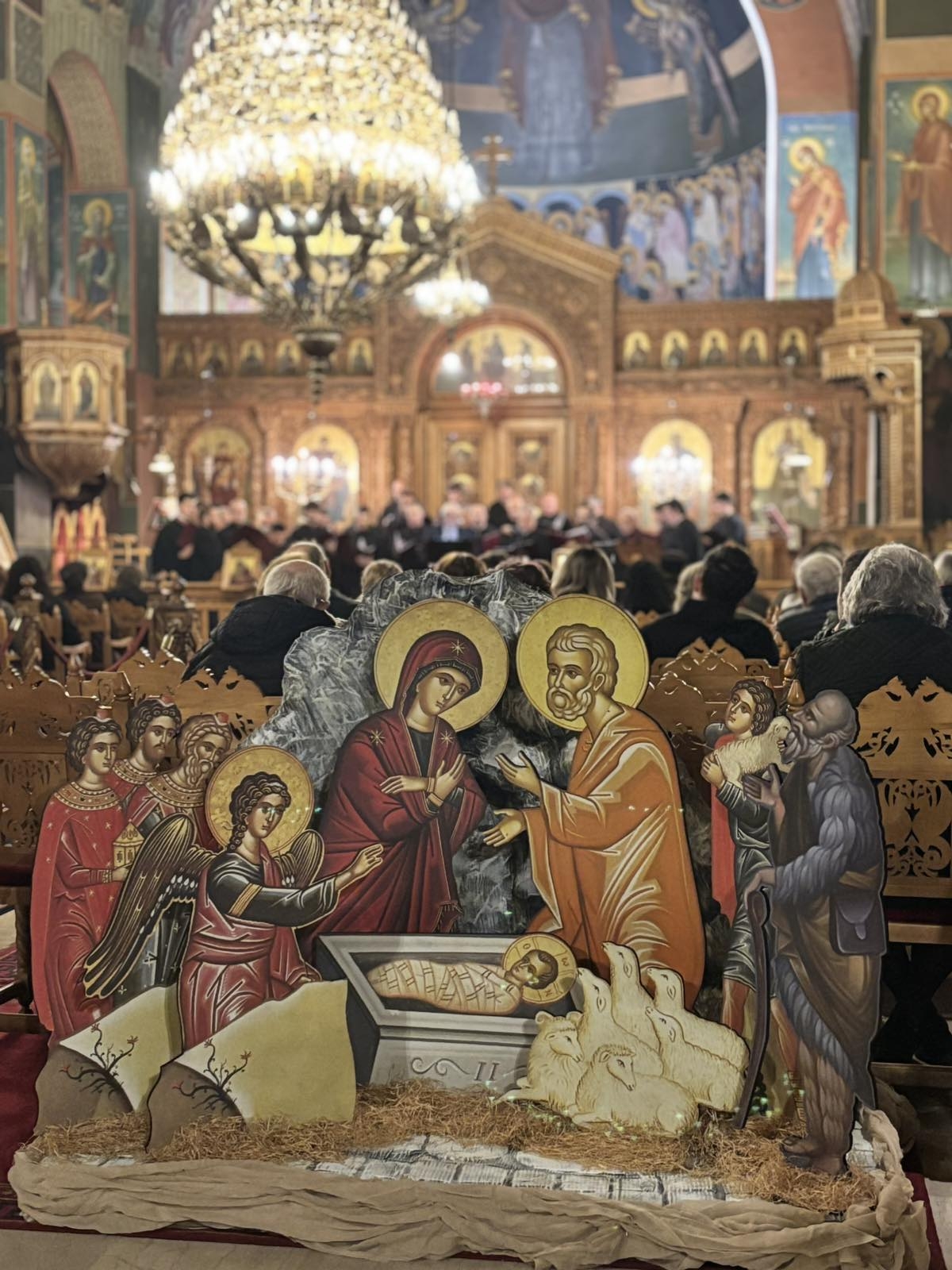 3 φορές η χριστουγεννιάτικη Θεία Λειτουργία στη «φάτνη» της Φανερωμένης Χολαργού