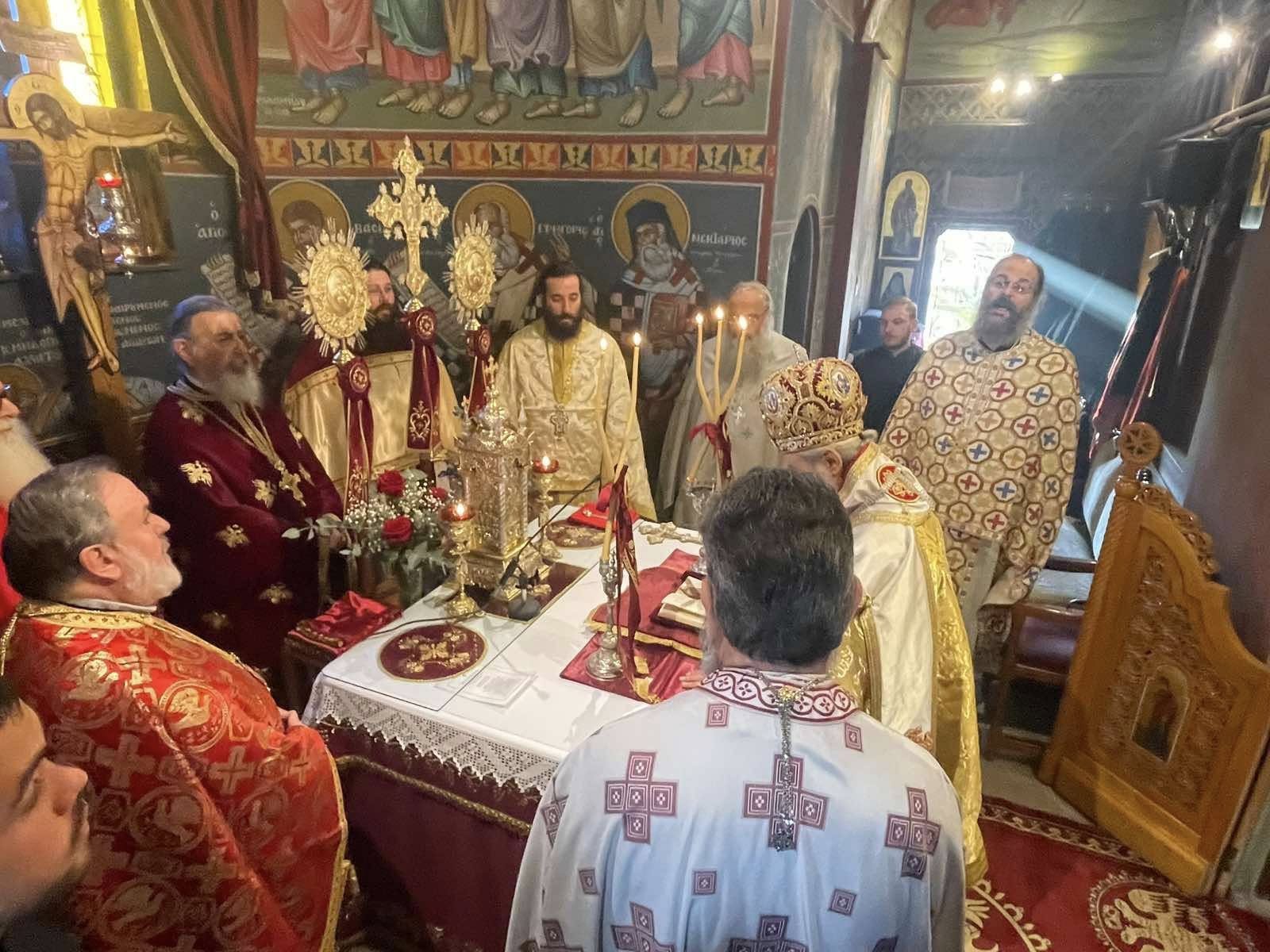 Ο Μητροπολίτης Ύδρας στην εορτάζουσα ενορία του Αγίου Αποστόλου Κρίσπου