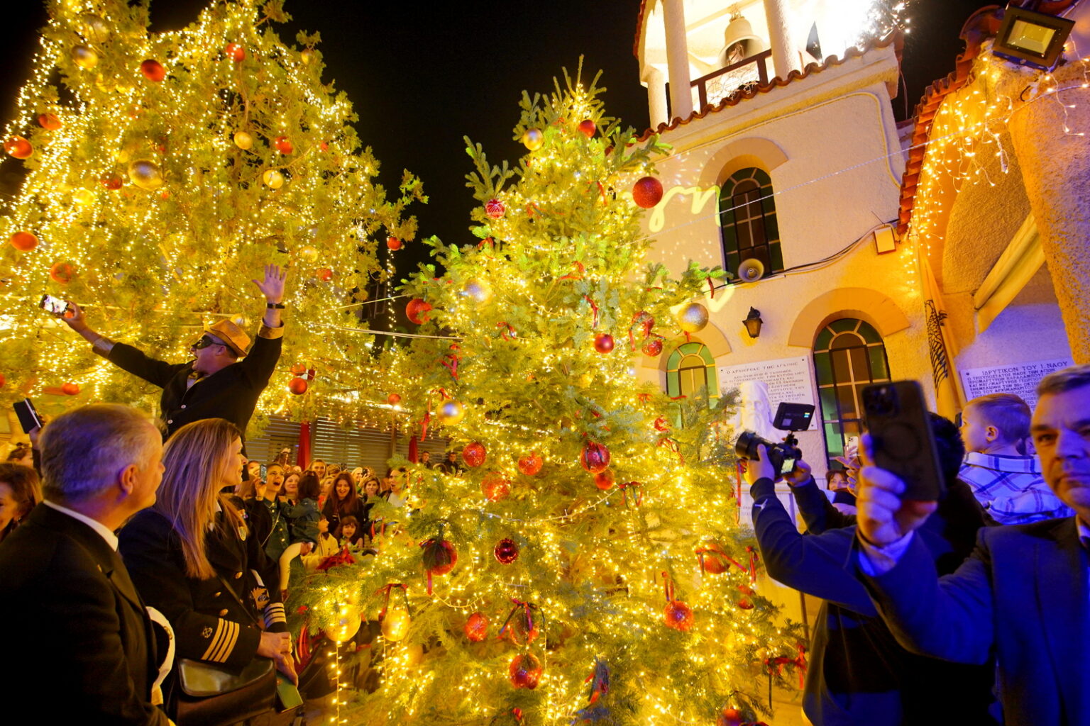 Φωταγωγήθηκε το Χριστουγεννιάτικο δέντρο των Εκπαιδευτηρίων της Μητρόπολης Πειραιώς