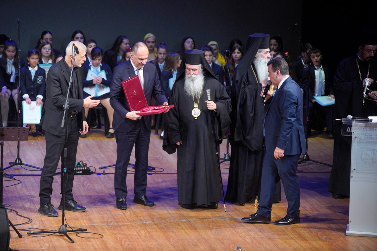 Μεγαλειώδης Χριστουγεννιάτικη Φιλανθρωπική Συναυλία της Ιεράς Μητροπόλεως Πειραιώς