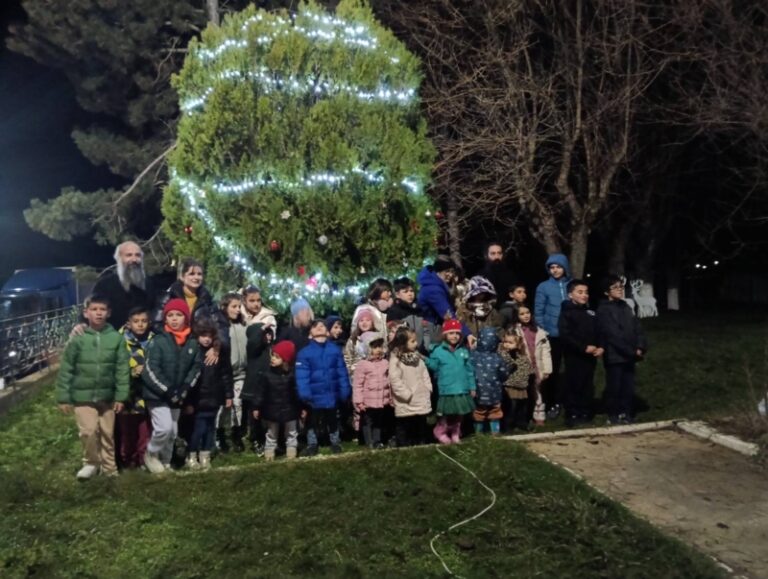 Χριστουγεννιάτικο φως και χαρά στον προαύλιο χώρο του Αγίου Γεωργίου Γρεβενών