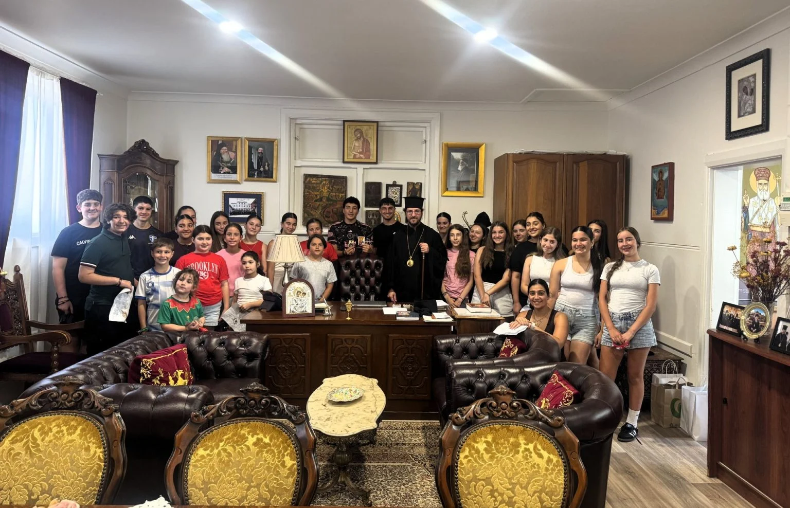 Μαθητές έψαλαν τα κάλαντα στον Επίσκοπο Αδελαΐδος Σιλουανό