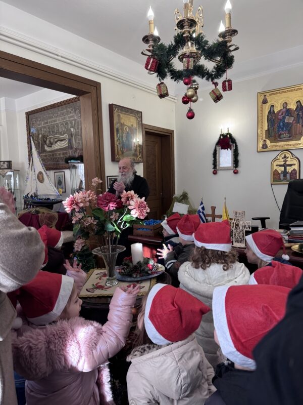 Χριστουγεννιάτικα Κάλαντα και Ευχές από  παιδιά παιδικού σταθμού στον Μητροπολίτη Γρεβενών